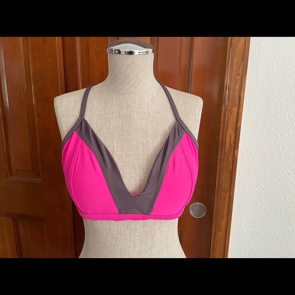 Women’s Athleta sports bra
